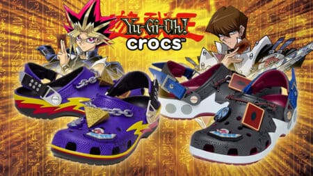 Crocs Yu-Gi-Oh! com personagens e logotipo Crocs Par de Crocs com tema de Yu-Gi-Oh!, com personagens e logotipo Crocs na imagem promocional