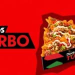 Imagem de divulgação do Doritos Turbo, com logo e embalagem sobre fundo vermelho e verde, com taco nachos ao lado