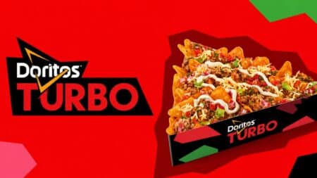 Doritos Turbo no Rock in Rio 2026 Imagem de divulgação do Doritos Turbo, com logo e embalagem sobre fundo vermelho e verde, com taco nachos ao lado