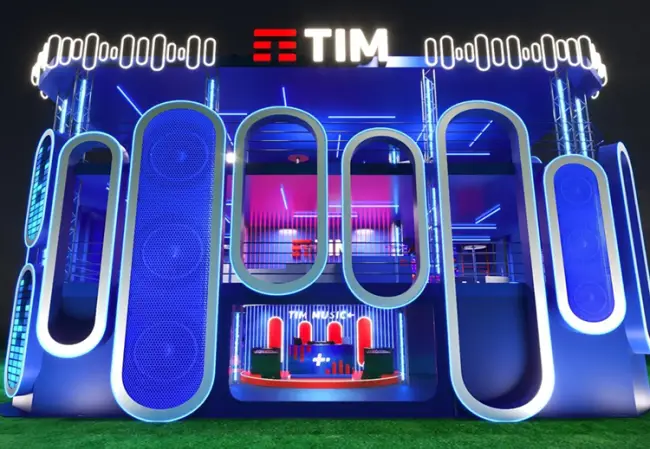 Estande da TIM no Rock in Rio 2026 com iluminação neon azul, painéis e área de experiências