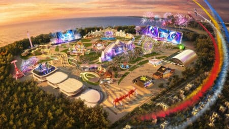 Rock in Rio 2026: estandes e áreas iluminadas na Cidade do Rock Vista aérea do Rock in Rio 2026 com estandes e áreas temáticas iluminadas no pôr do sol na Cidade do Rock.