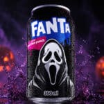Lata da Fanta Ghostface Punch de 350 ml, com ilustração de caveira e cenário de Halloween com abóboras ao fundo.
