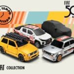 Imagem de miniaturas da Fiat Collection em comemoração aos 50 anos, com carros amarelo, branco e preto ao fundo do logo 50 anos.