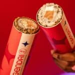 Pessoas seguram cones do Gendai com Push Pop, em vermelho, com recheios no interior do cone.
