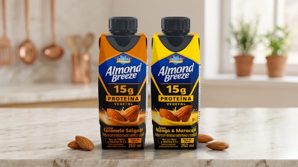 Embalagens da bebida proteica vegetal Almond Breeze 15g proteína, nos sabores Caramelo Salgado e Manga com Maracujá.