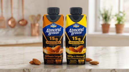 Almond Breeze 15g de proteína: Caramelo Salgado e Manga com Maracujá Embalagens da bebida proteica vegetal Almond Breeze 15g proteína, nos sabores Caramelo Salgado e Manga com Maracujá.