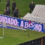 Placa no campo com mensagem “CUIDADO: A BISMO” em ação do BIS no túnel do Couto Pereira após queda de jogador.