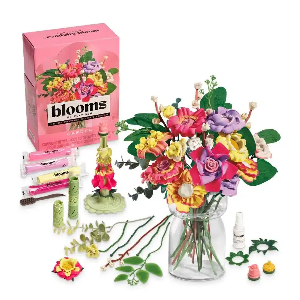 Kit Blooms by Play-Doh Garden com flores coloridas, acessórios e frasco, em fundo branco.