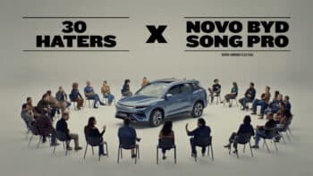 Campanha BYD “30 Haters” e novo Song Pro Flex Campanha BYD “30 Haters” com pessoas em círculo ao redor de um carro híbrido Song Pro Flex em imagem promocional.