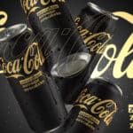Embalagens de Coca-Cola Zero com zero cafeína e zero açúcar, em fundo escuro com letras douradas.