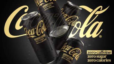 Coca-Cola Zero Zero Cafeína e Zero Açúcar no Brasil Embalagens de Coca-Cola Zero com zero cafeína e zero açúcar, em fundo escuro com letras douradas.