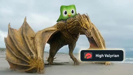 Curso de Alto Valiriano (High Valyrian) no Duolingo com dragões Duolingo “High Valyrian” ao lado de dragões estilizados em uma praia, ilustrando o curso de Alto Valiriano.