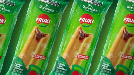 Picolé Fruki Guaraná da Sorvebom, com embalagem verde e frutas, exibindo o sabor de guaraná.