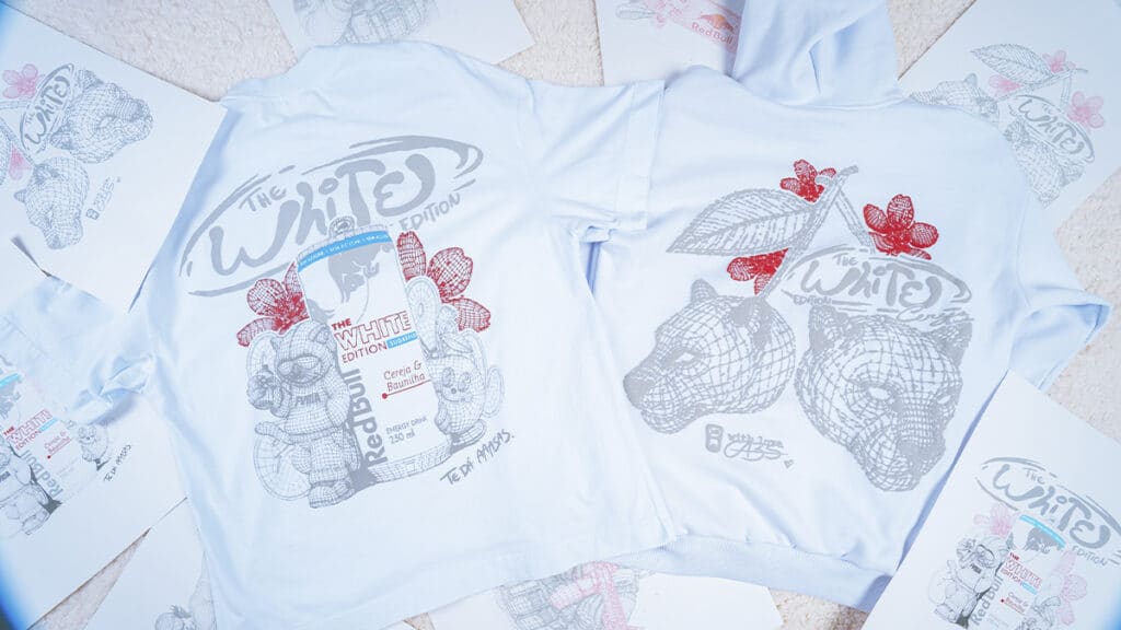 Red Bull e FURIA: camisas da White Edition CS2 Camisas de coleção Red Bull e FURIA na cor branca com ilustrações e texto do mapa exclusivo de CS2.