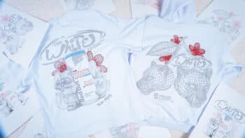 Red Bull e FURIA: camisas da White Edition CS2 Camisas de coleção Red Bull e FURIA na cor branca com ilustrações e texto do mapa exclusivo de CS2.