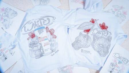 Red Bull e FURIA: camisas da White Edition CS2 Camisas de coleção Red Bull e FURIA na cor branca com ilustrações e texto do mapa exclusivo de CS2.