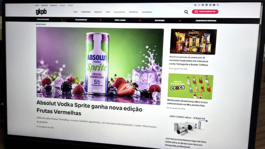 Página do portal GKPB em um monitor, com destaque para conteúdo de Marketing e Criatividade em julho de 2026.