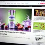 Página do portal GKPB em um monitor, com destaque para conteúdo de Marketing e Criatividade em julho de 2026.
