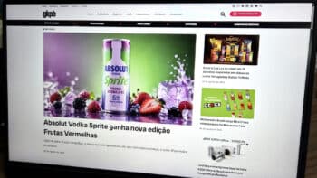 Página do portal GKPB em um monitor, com destaque para conteúdo de Marketing e Criatividade em julho de 2026.