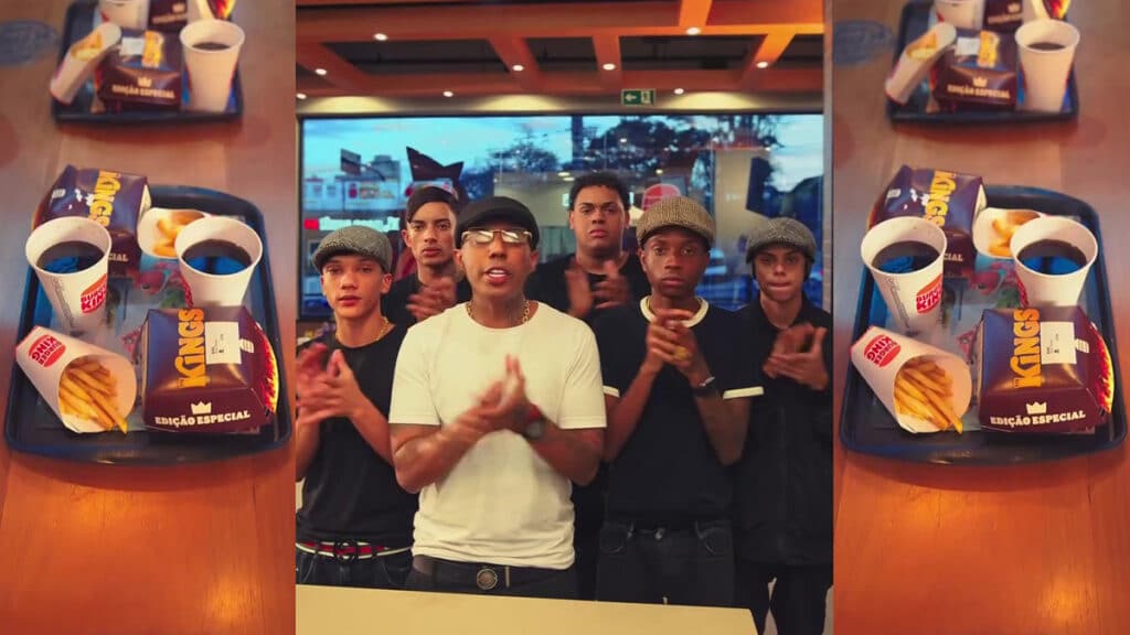 Burger King The Kings Cheese com MCs virais do TikTok Jovens posando para vídeo em loja, ao lado de embalagens do Burger King The Kings Cheese