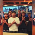 Jovens posando para vídeo em loja, ao lado de embalagens do Burger King The Kings Cheese