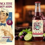Garrafa do refrigerante zero açúcar Pat Pop com sabor de jabuticaba e limão, ao lado de frutas e taça, em mesa.
