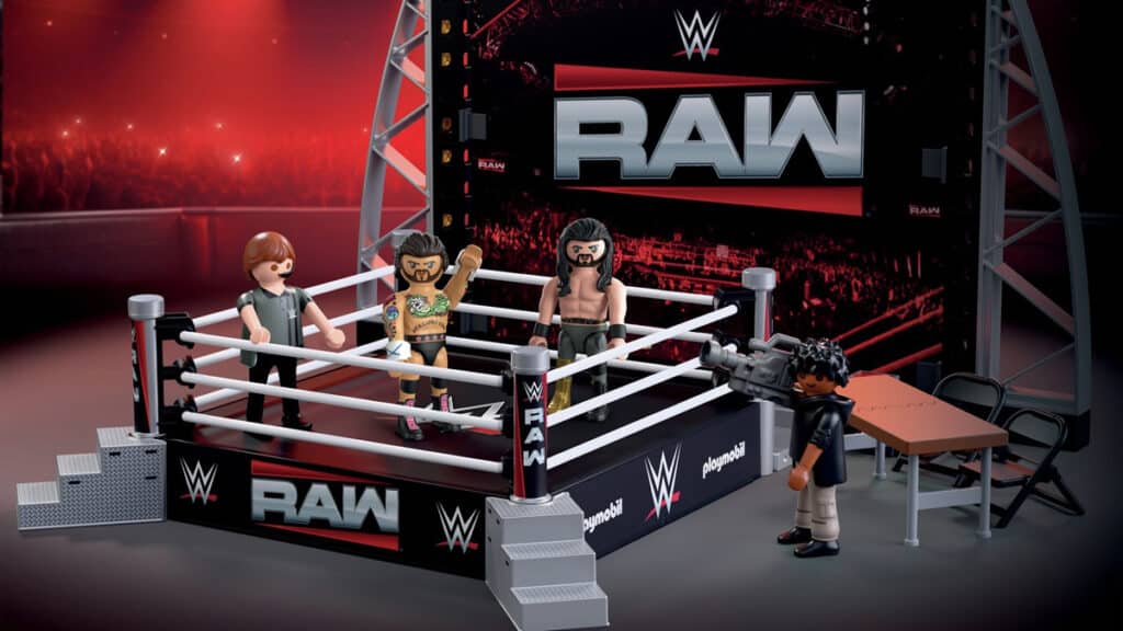 Bonecos Playmobil em ringue da WWE RAW, com placas RAW ao fundo e iluminação de wrestling.
