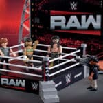 Bonecos Playmobil em ringue da WWE RAW, com placas RAW ao fundo e iluminação de wrestling.