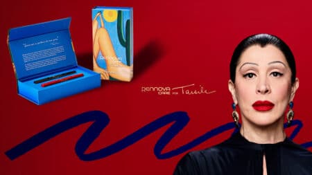 Rennova Care Tarsila: modelo com batom vermelho ao lado de caixas e produtos de maquiagem, com fundo vermelho e ilustração azul