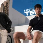 Modelos masculinos posam com roupas da SHEIN Tekdrob em cenário urbano, mostrando peças básicas e funcionais