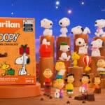 Embalagem de Panettone Marilan Snoopy chocolate 300 g com miniaturas colecionáveis da turma Peanuts