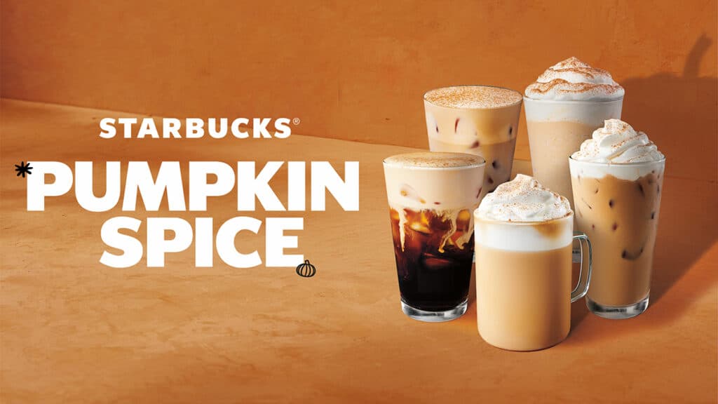 Starbucks Pumpkin Spice: bebidas sazonais Imagem promocional da Starbucks com bebidas Pumpkin Spice ao lado do texto “STARBUCKS” e “PUMPKIN SPICE”.