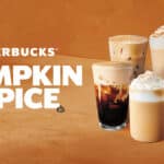 Imagem promocional da Starbucks com bebidas Pumpkin Spice ao lado do texto “STARBUCKS” e “PUMPKIN SPICE”.