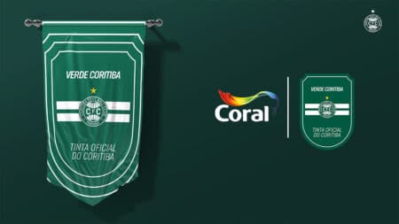 Verde Coritiba: tinta oficial Coritiba e Coral Imagem com bandeira do Coritiba e logo Coral, destacando a tinta oficial “Verde Coritiba”.