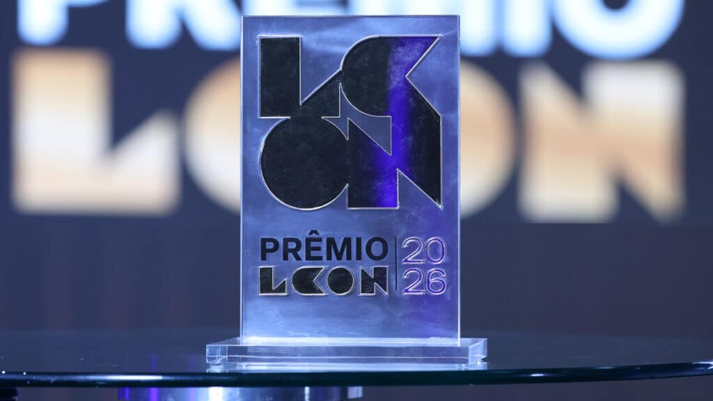 Trofeu do Prêmio Lcon 26, com logotipo GKPB, em palco do LicensingCon LATAM 2026.