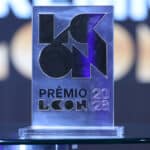 Trofeu do Prêmio Lcon 26, com logotipo GKPB, em palco do LicensingCon LATAM 2026.