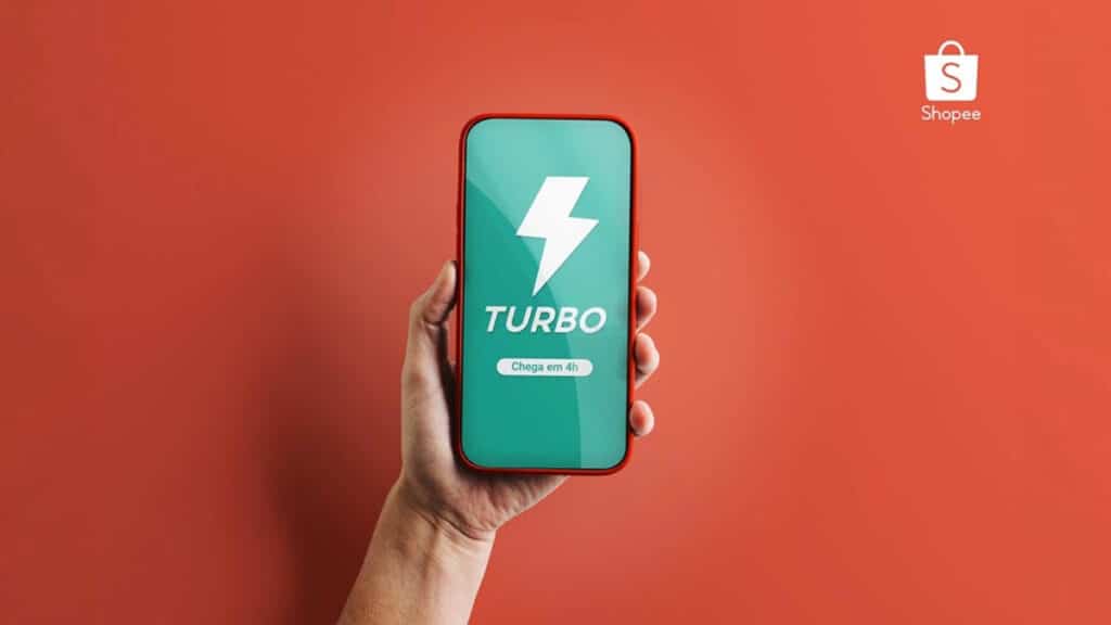 Celular em mão exibindo o app Shopee Turbo, serviço de entrega rápida para pedidos.