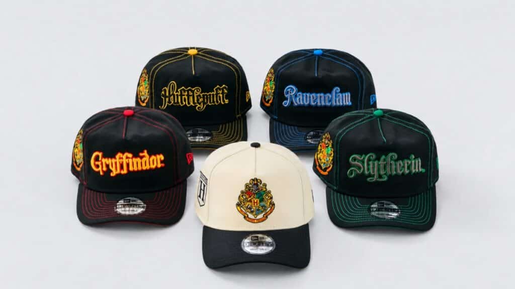 New Era: coleção de bonés inspirada em Harry Potter Cinco bonés da coleção New Era inspirada em Harry Potter, com bordados de Gryffindor, Slytherin, Ravenclaw, Hufflepuff e Hogwarts