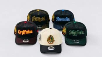 New Era: coleção de bonés inspirada em Harry Potter Cinco bonés da coleção New Era inspirada em Harry Potter, com bordados de Gryffindor, Slytherin, Ravenclaw, Hufflepuff e Hogwarts