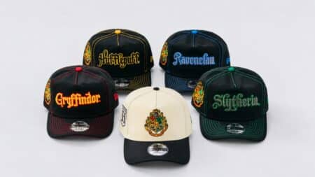 Cinco bonés da coleção New Era inspirada em Harry Potter, com bordados de Gryffindor, Slytherin, Ravenclaw, Hufflepuff e Hogwarts
