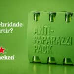 Embalagem Heineken “Anti-Paparazzi Pack” em fundo verde, com garrafas de cerveja no cartucho.