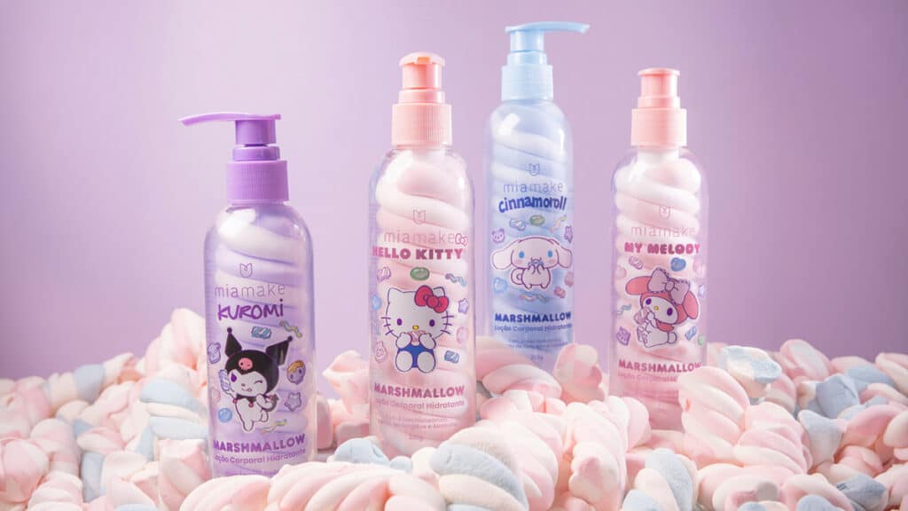 Loções corporais Mia Make com personagens Hello Kitty and Friends sobre tecido rosa e branco