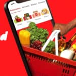 Imagem de campanha do iFood com celular e carrinho de compras, destacando alimentos e ofertas