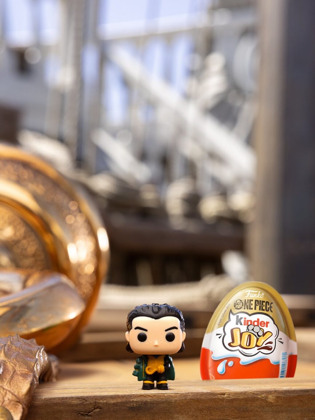 Miniatura Funko de One Piece e ovo Kinder Joy em uma prateleira, em parceria com a marca na Europa.