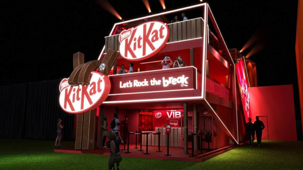 Carro/estande do KitKat no Rock in Rio com destaque para o logo e uma área com fila virtual por QR Code
