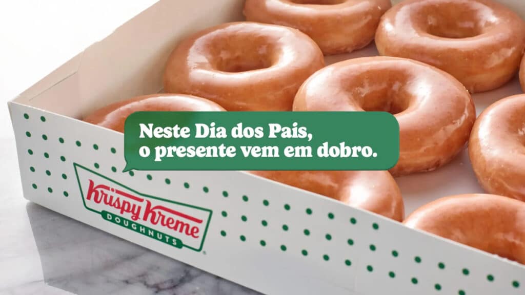 Krispy Kreme Dia dos Pais com caixa de donuts Caixa Krispy Kreme com donuts em formato de rosca e mensagem promocional do Dia dos Pais