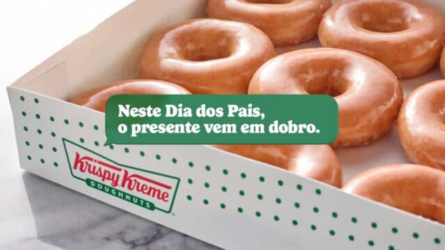 Caixa Krispy Kreme com donuts em formato de rosca e mensagem promocional do Dia dos Pais