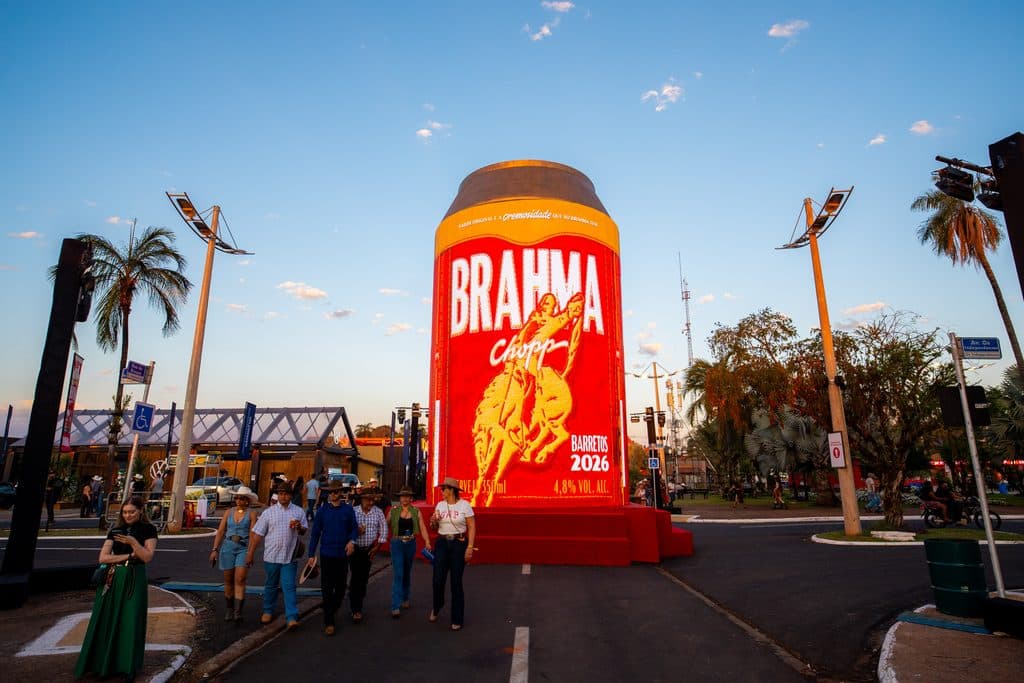 Latao Brahma Circuito Sertanejo na Festa do Peão de Barretos 2026 Latao Brahma de ativação da Festa do Peão de Barretos 2026, em evento ao ar livre com público e pavilhões ao fundo.
