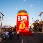 Latao Brahma de ativação da Festa do Peão de Barretos 2026, em evento ao ar livre com público e pavilhões ao fundo.
