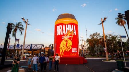 Latao Brahma Circuito Sertanejo na Festa do Peão de Barretos 2026 Latao Brahma de ativação da Festa do Peão de Barretos 2026, em evento ao ar livre com público e pavilhões ao fundo.